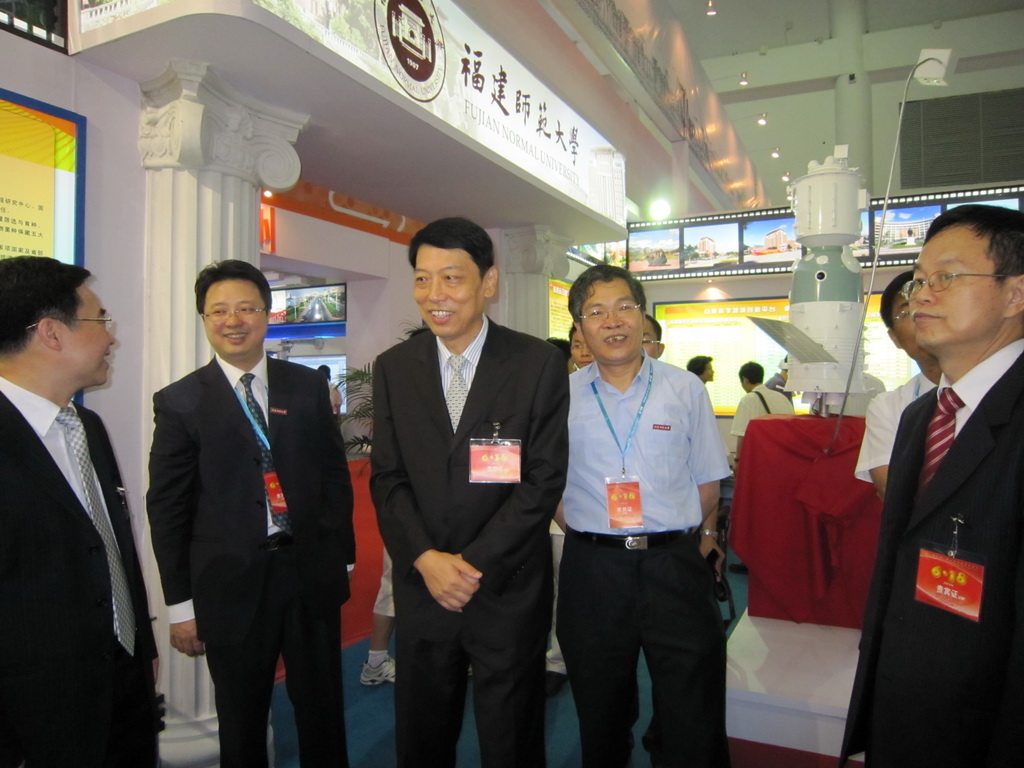 鞠维强厅长到拼搏（中国）展馆指导