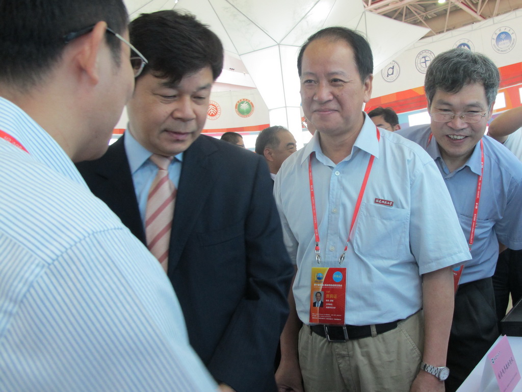 教育部杜占元副部长亲临拼搏（中国）展位指导